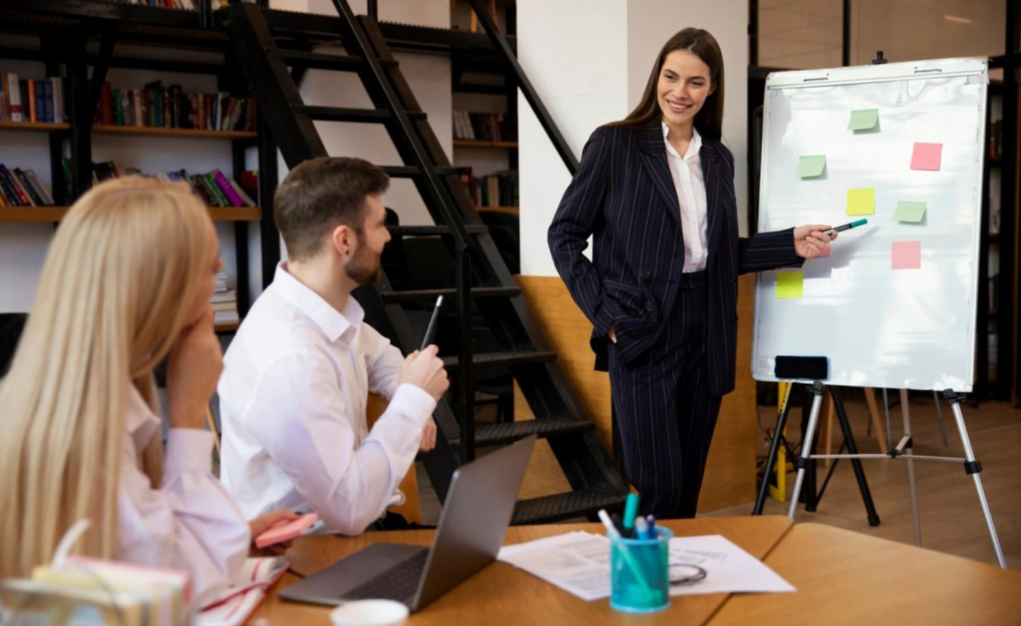 Entrepreneurs travaillant ensemble sur la validation de leur concept d'entreprise